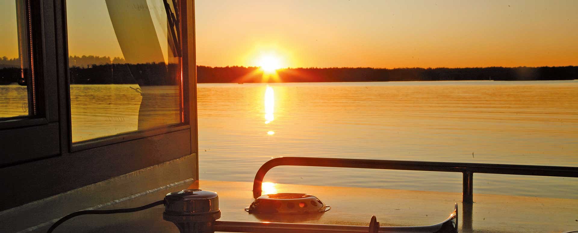 ein traumhafter Sonnenaufgang fotografiert vom Deck eines Hausbootes Kormoran
