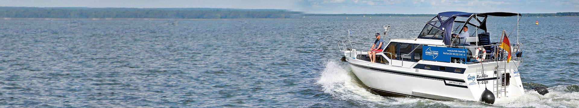 Das Hausboot Grund 33 besetzt mit einem Vater und seinem Sohn fährt flott über einen Dee.