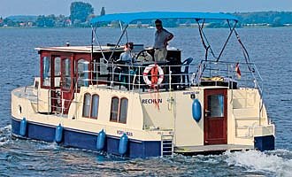 unser Hausboot Kormoran 1150 mit der neuen Hecktreppe und Bimini